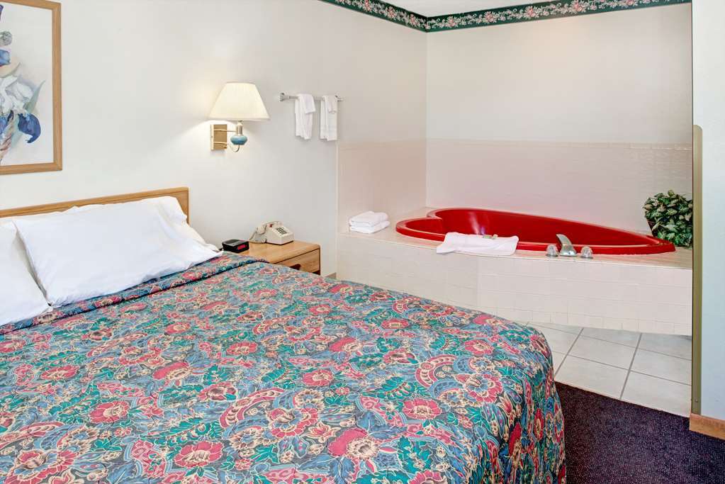 Rodeway Inn Red Oak Room photo